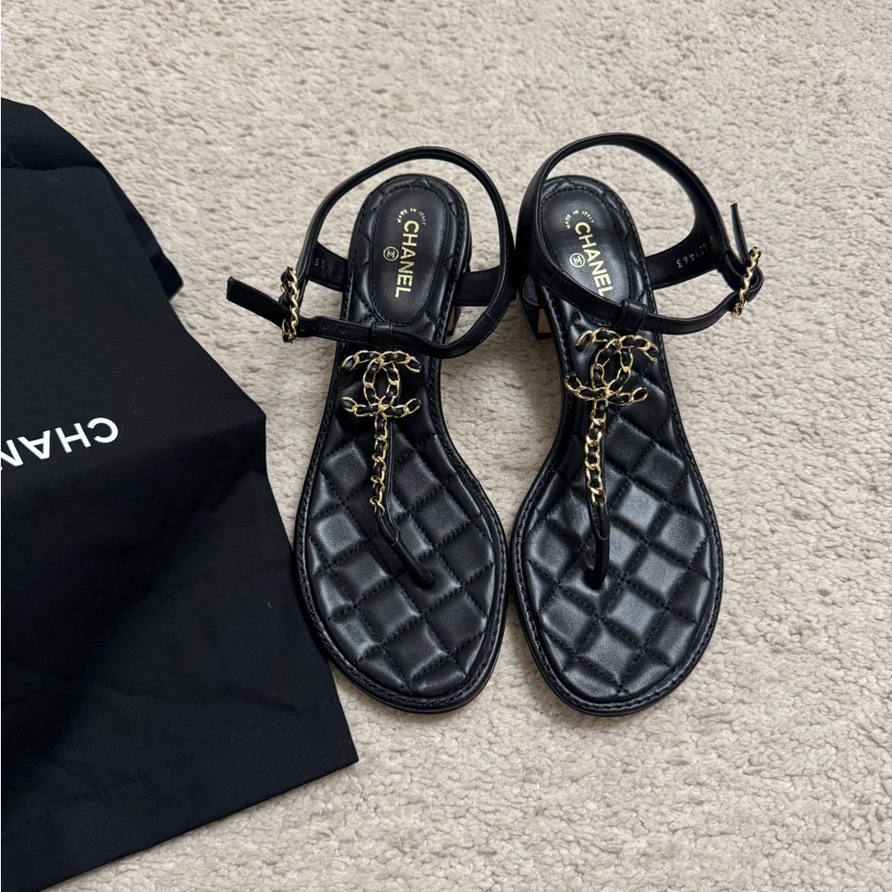 CHANEL Black Quilted Leather T-Strap Sandals with Gold Chain CC Charm